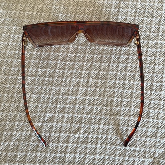 Stylish Tortoiseshell Oversized Sunglasses - Picture 3 of 4